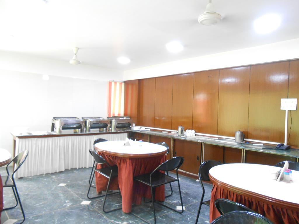 Hotel Akash Deep Kolkata Bagian luar foto