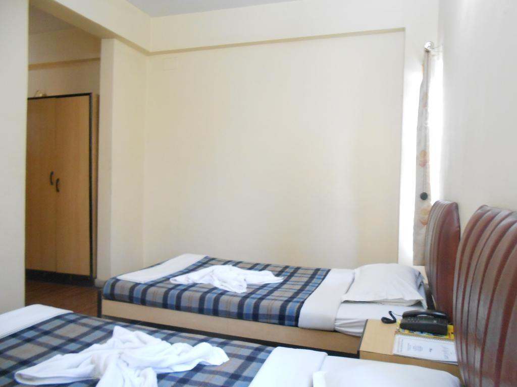 Hotel Akash Deep Kolkata Bagian luar foto