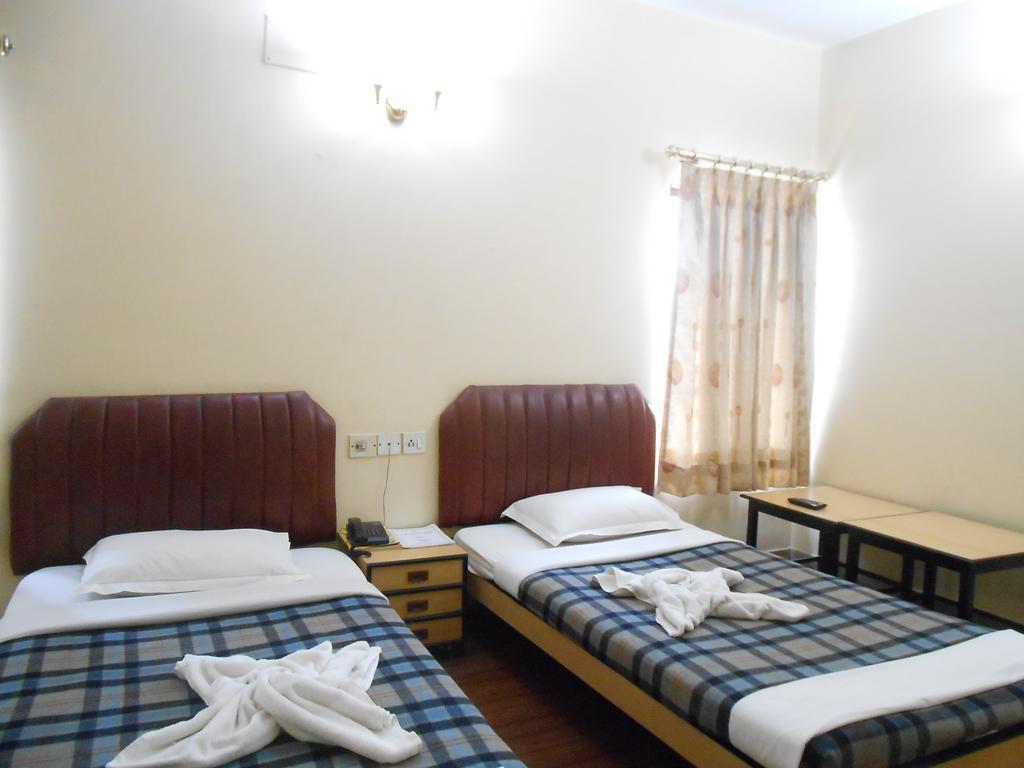 Hotel Akash Deep Kolkata Bagian luar foto